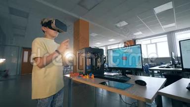 兴奋的学校孩子在三维打印实验室用虚拟现实眼镜检查三维技术。 4K.